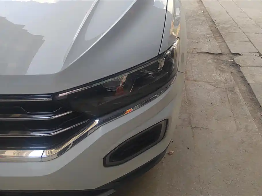 Volkswagen T-ROC exploring Songs