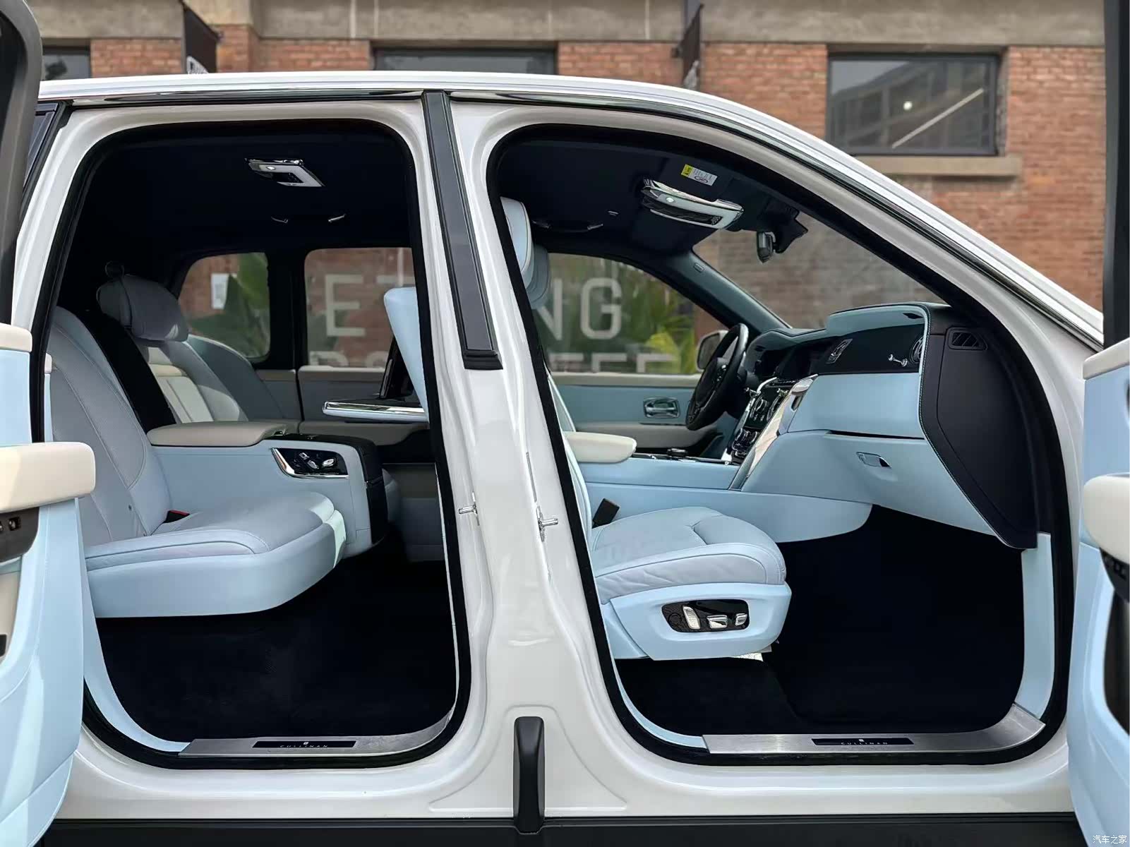 Rolls-Royce Cullinan, 2023 11