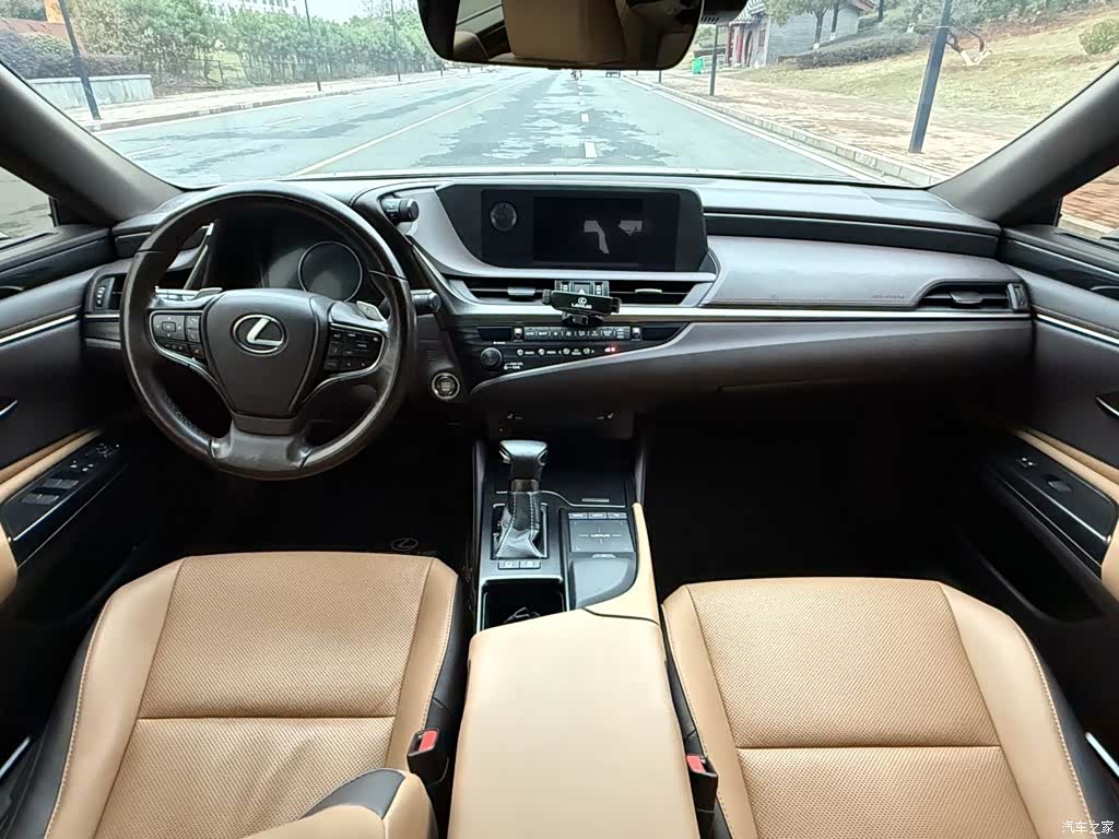 Lexus ES, 2019 8