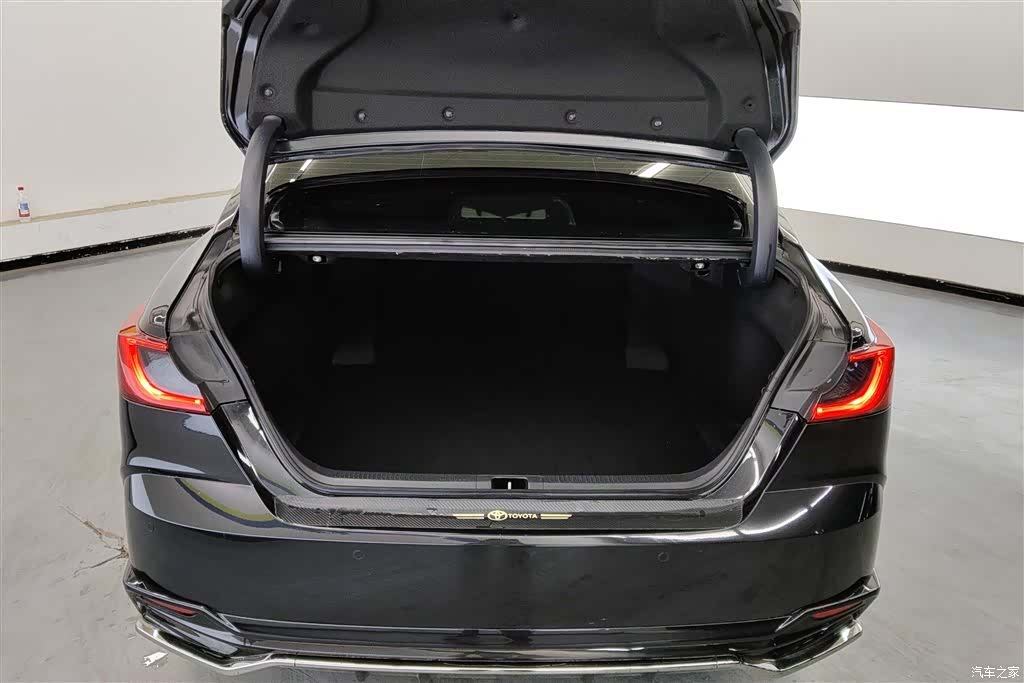 Toyota Camry, 2024 4