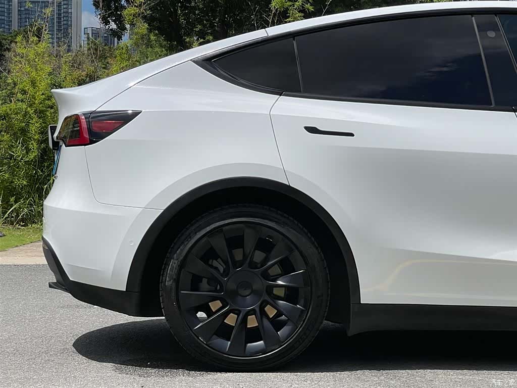 Tesla Model Y, 2023 26
