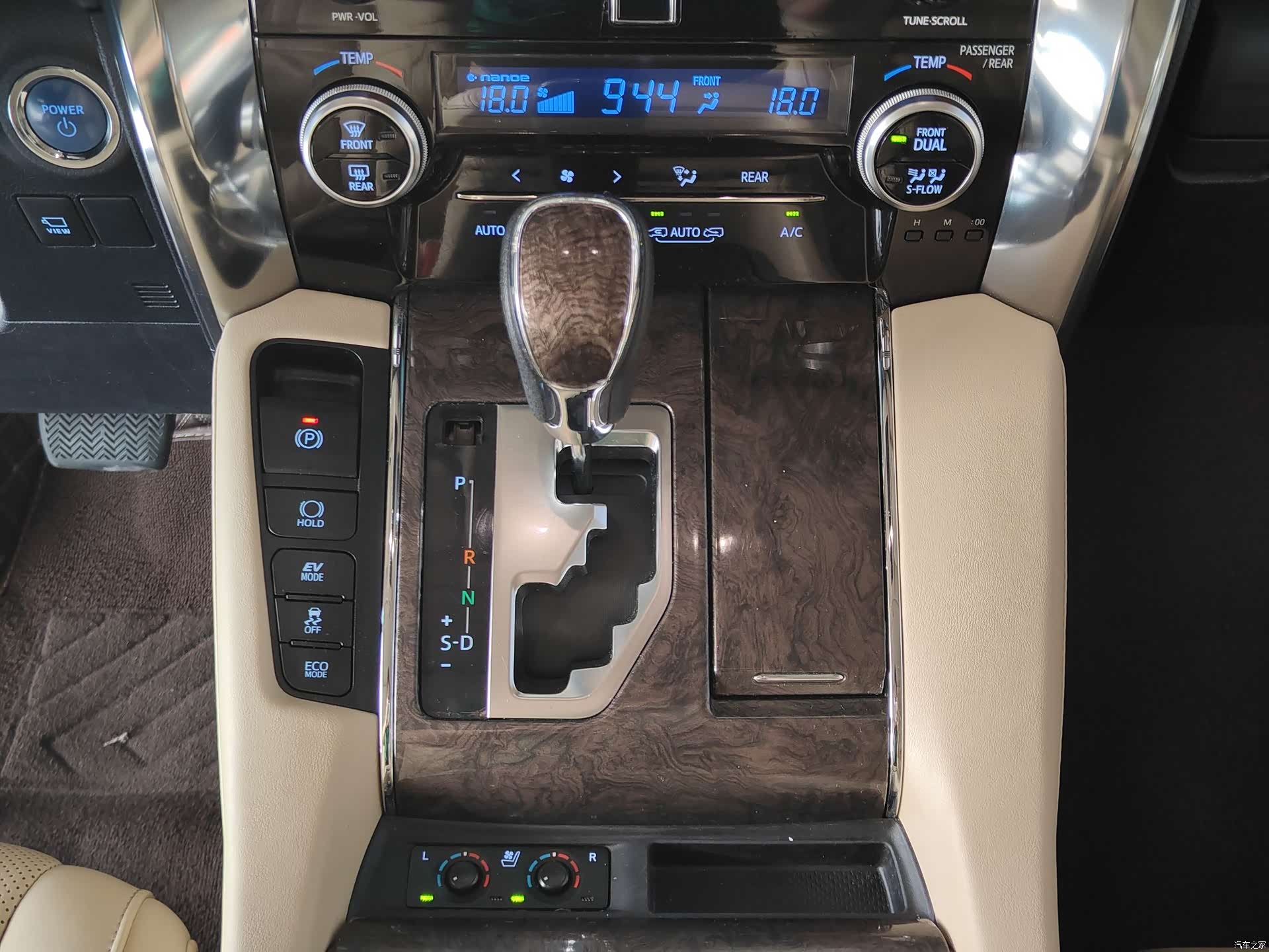 Toyota Vellfire, 2021 6