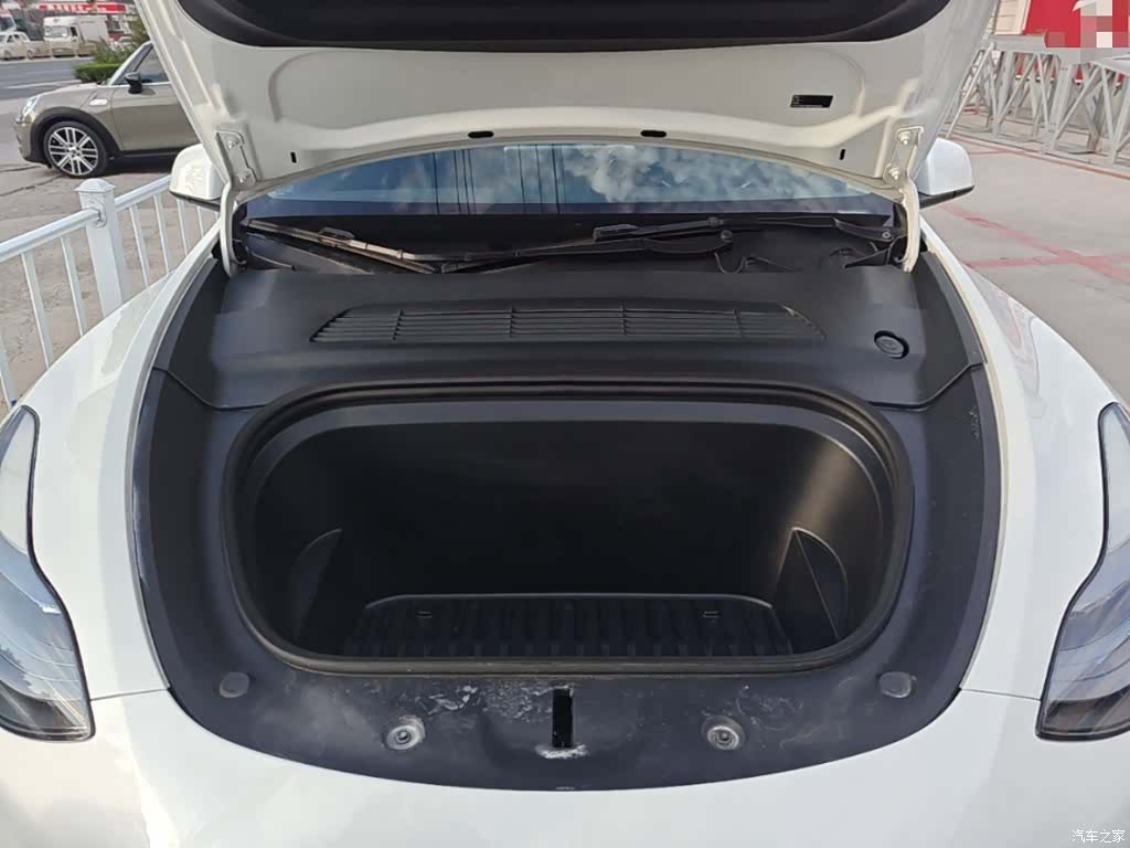 Tesla Model Y, 2023 16