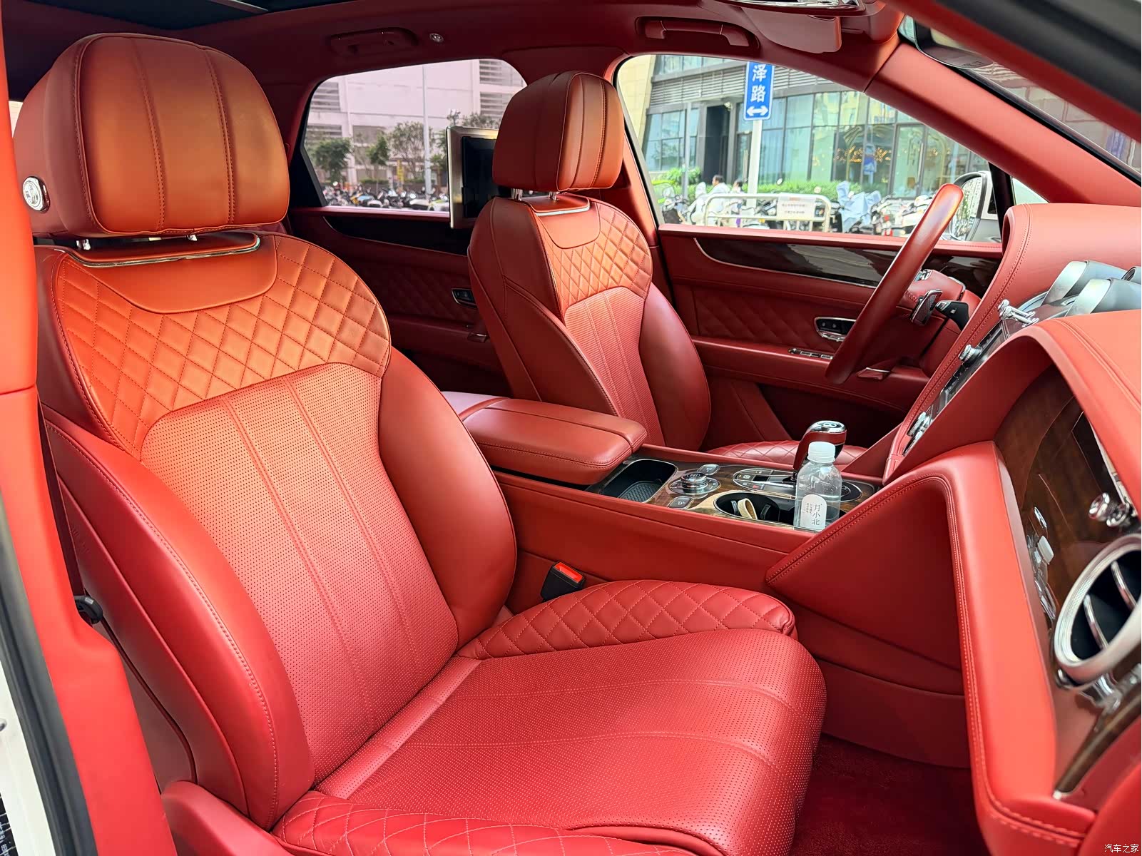 Bentley Bentayga, 2018 9