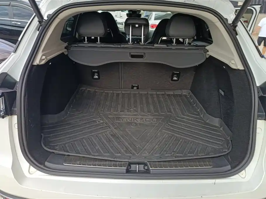Lynk & Co 01