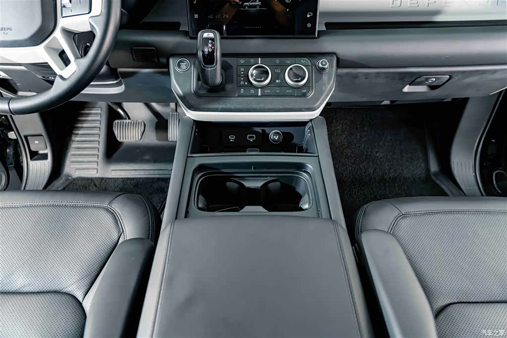 Land Rover Defender, 2024 16