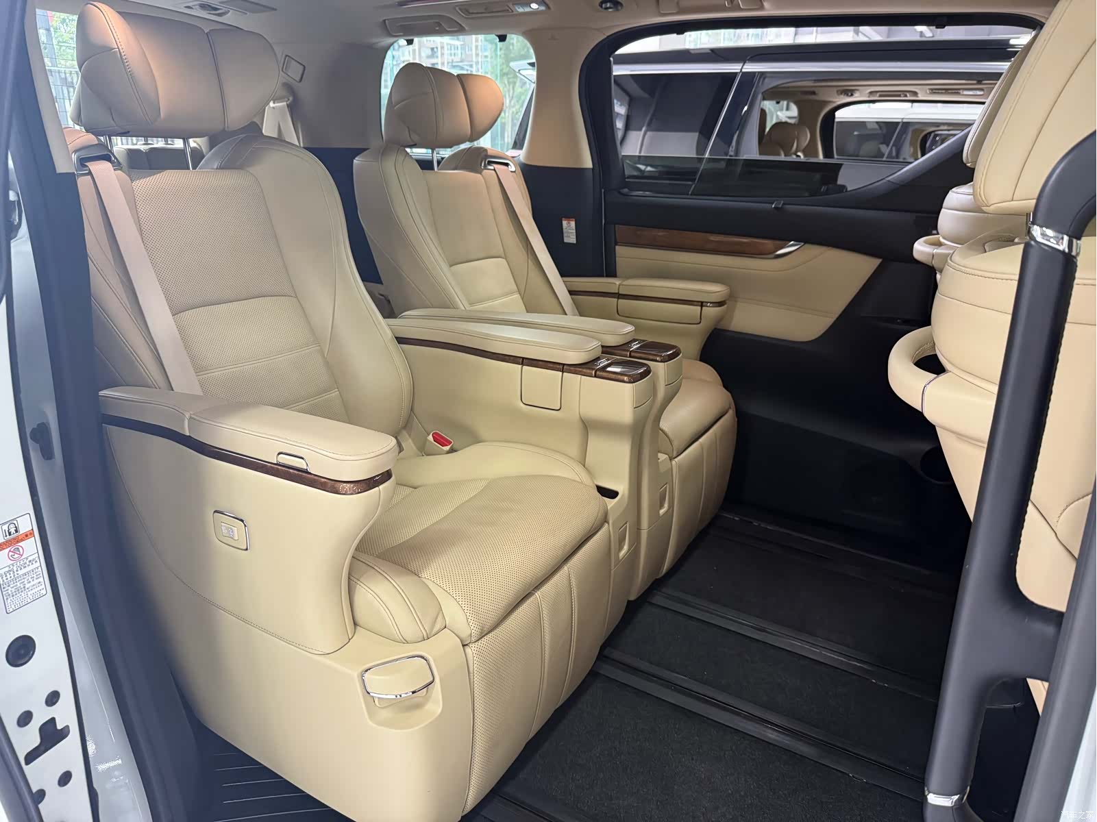 Toyota Alphard, 2017 все фото