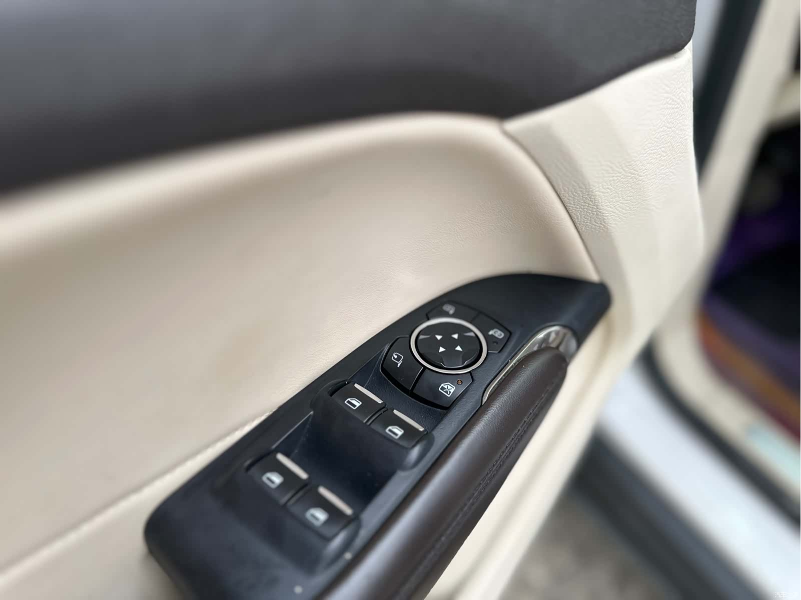 Lincoln MKC, 2015 12