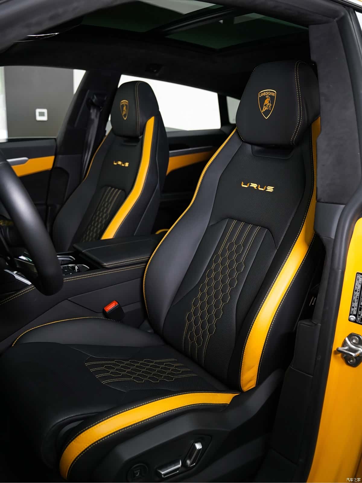 Lamborghini Urus, 2023 16