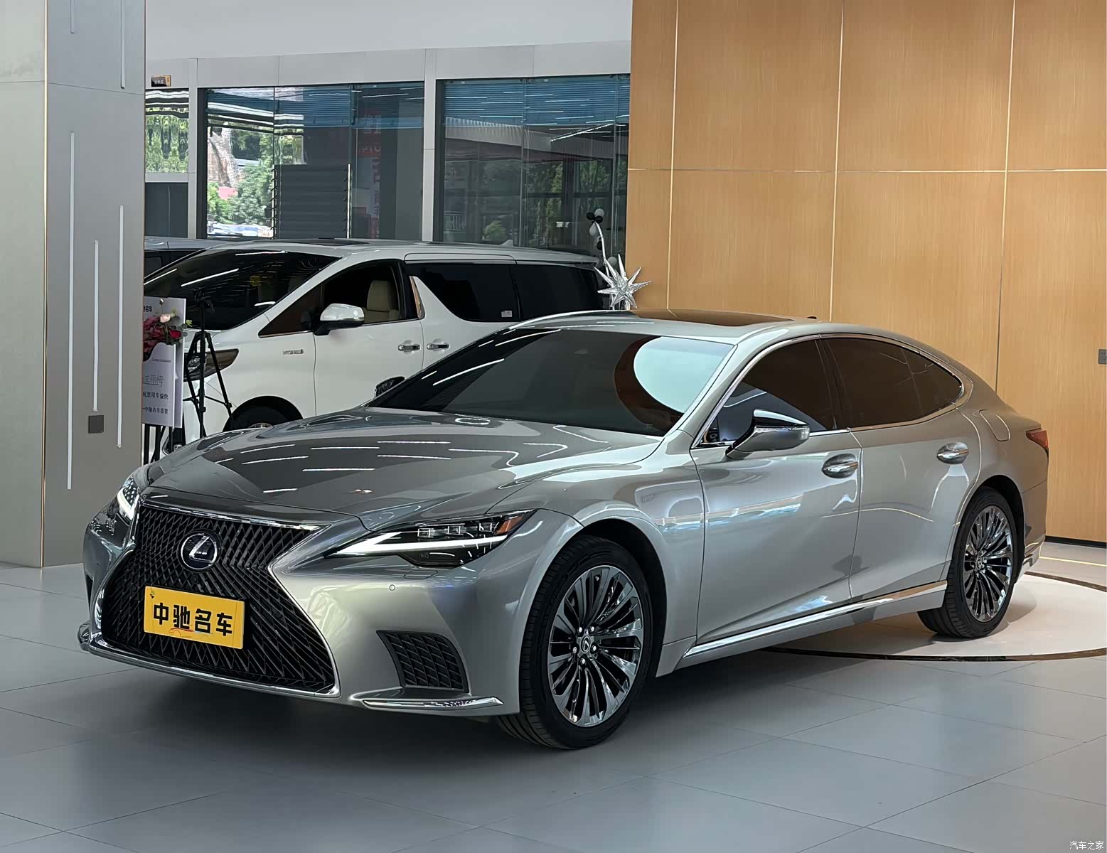 Lexus LS, 2022 1