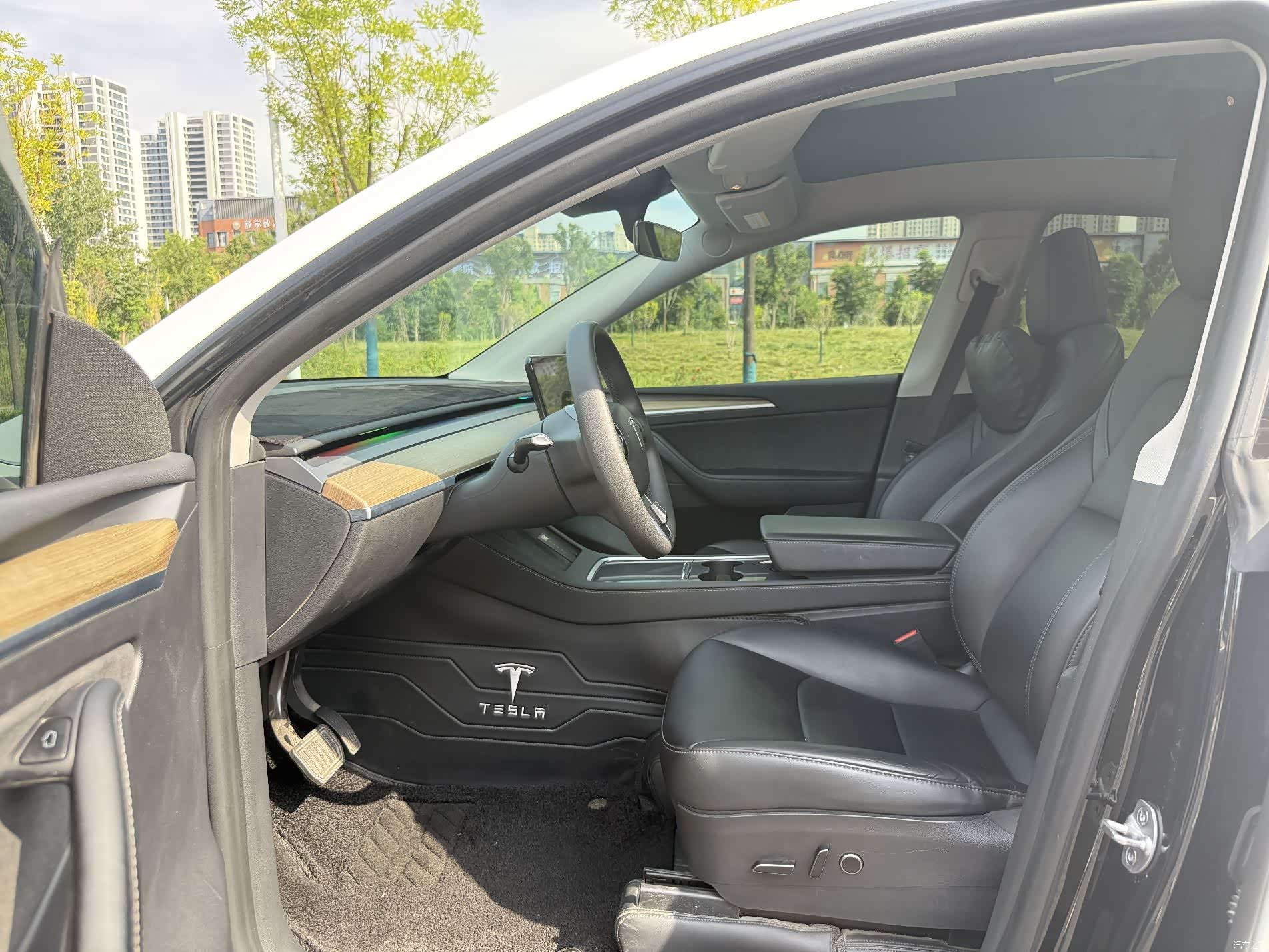 Tesla Model Y, 2023 4