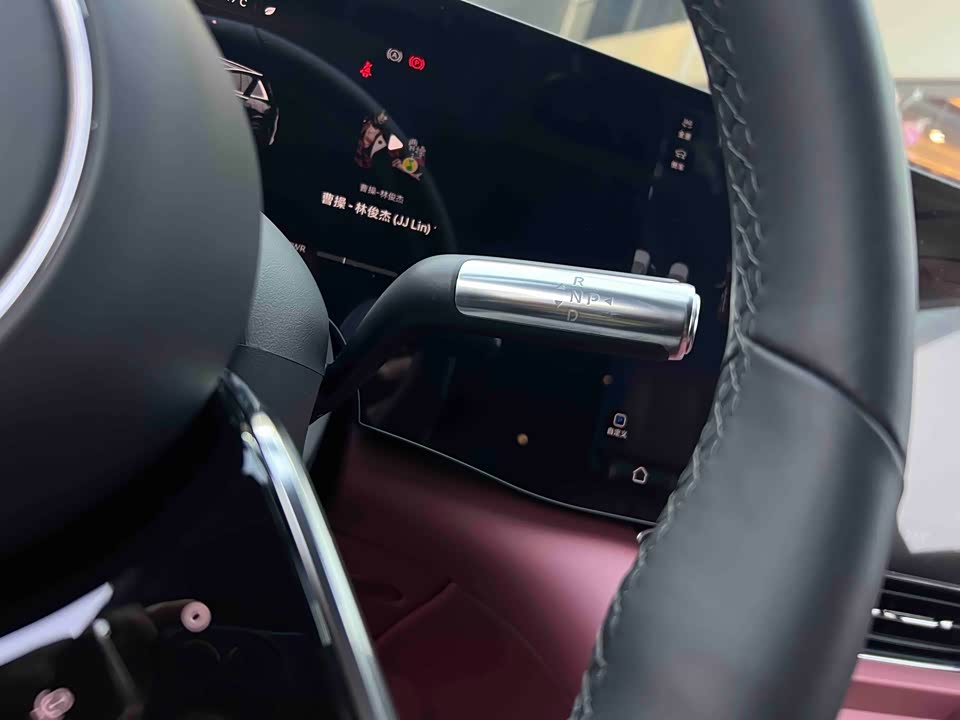 AITO Ask the world M8