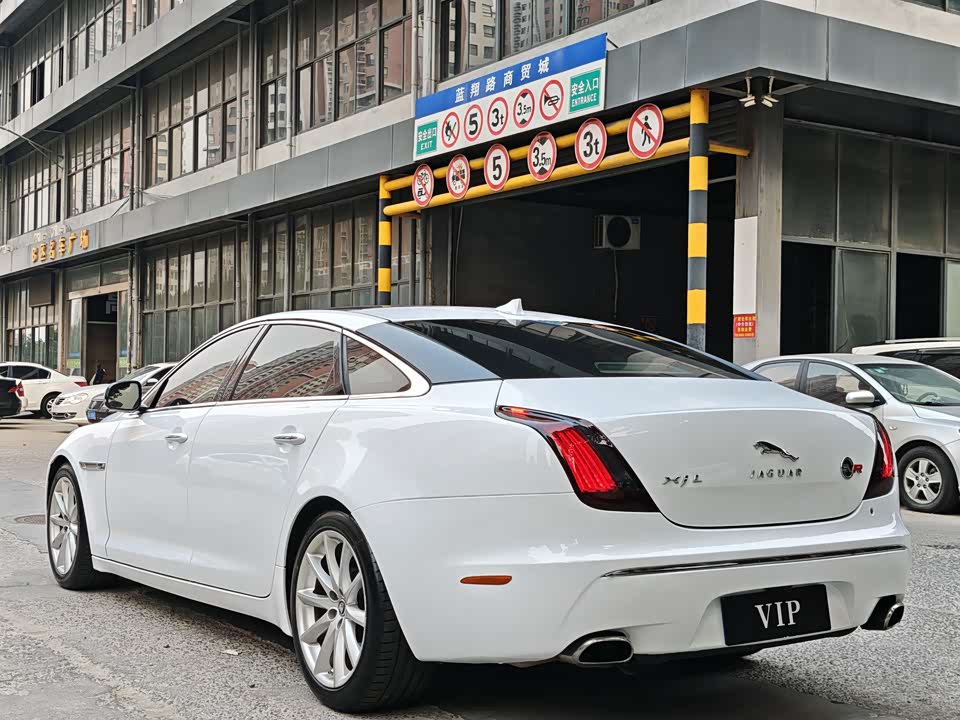 Jaguar XJ