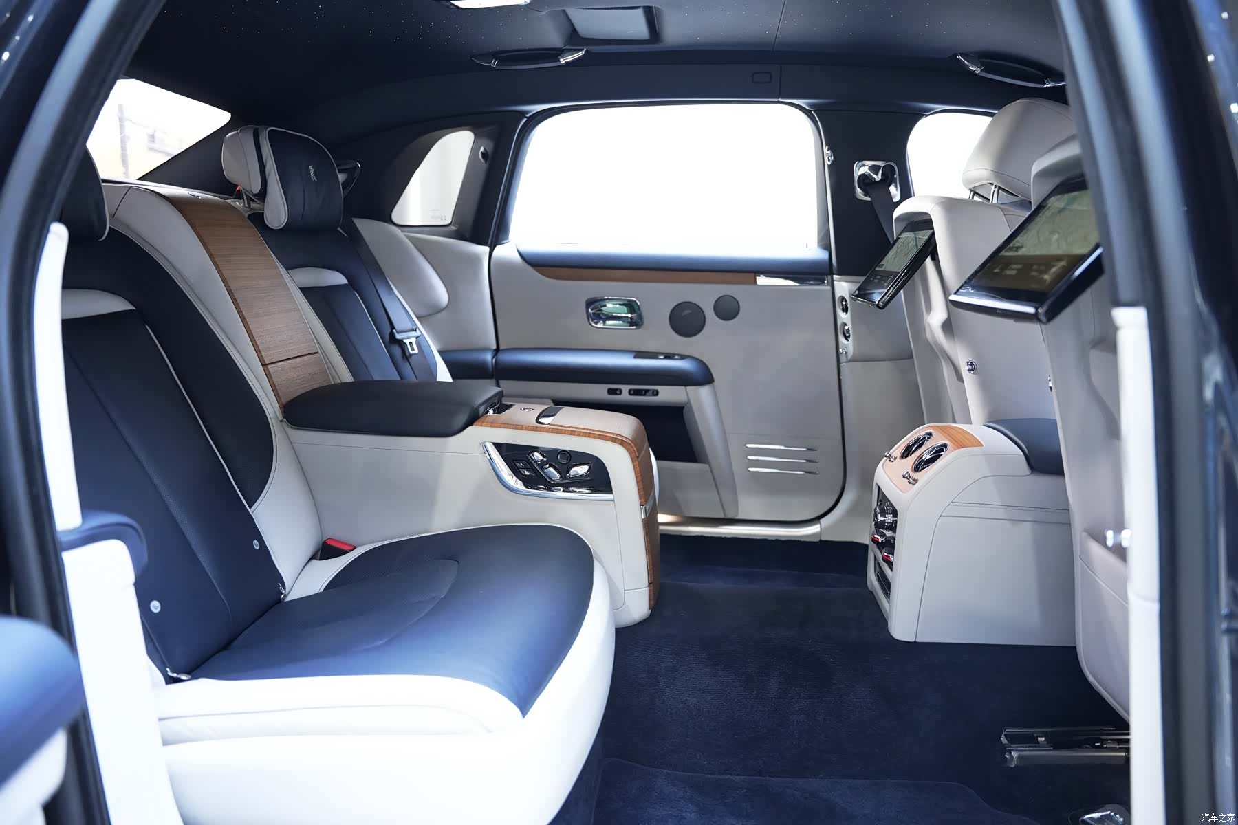 Rolls-Royce Ghost, 2021 11
