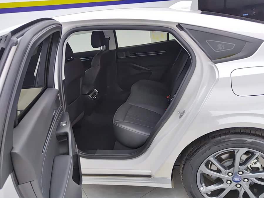 Ford Mondeo 2025, фото 11