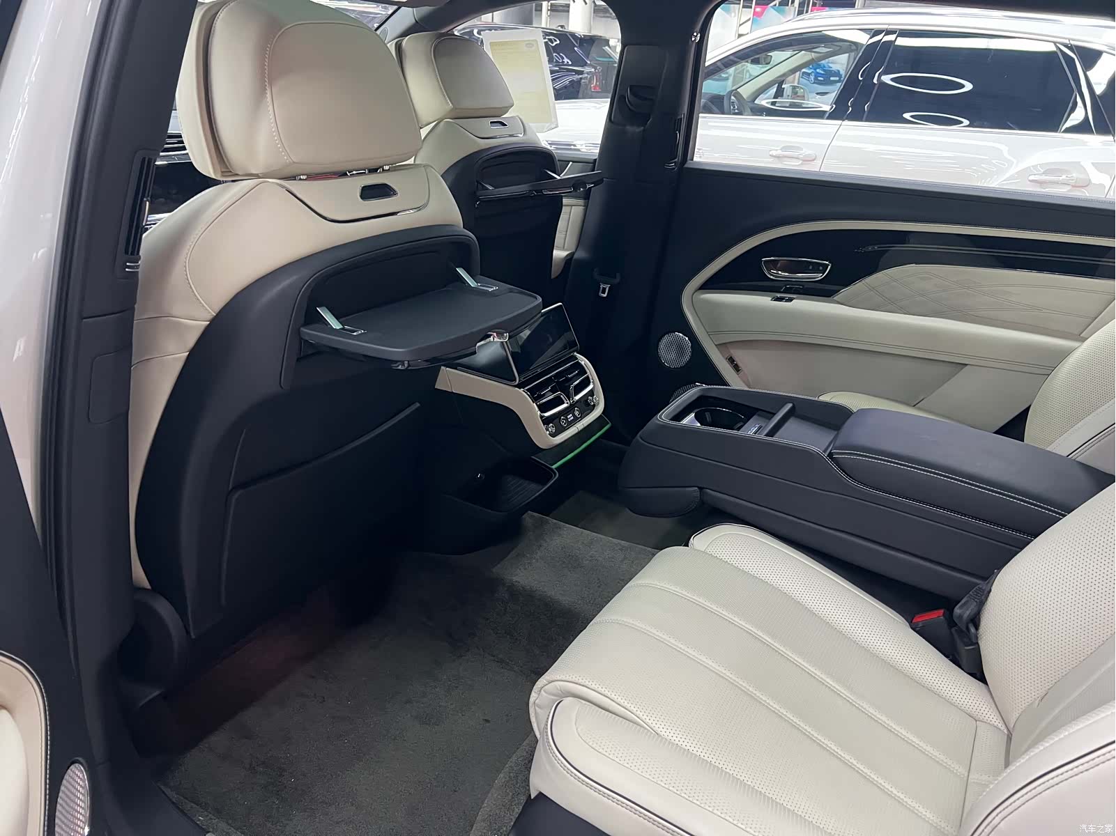 Bentley Bentayga, 2024 15