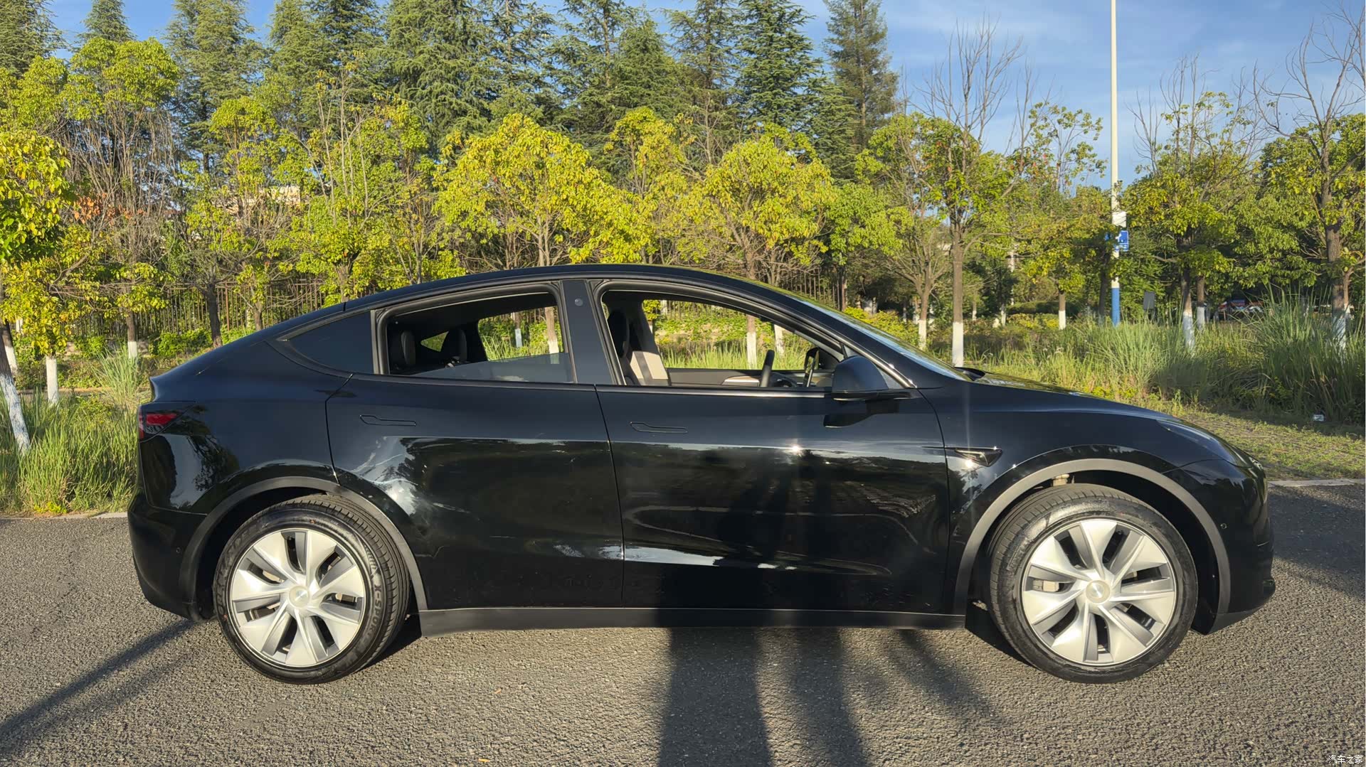 Tesla Model Y, 2023 17