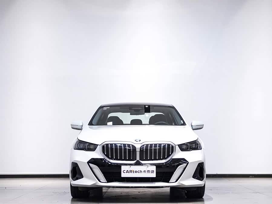 BMW 5 Series 2025, фото 4