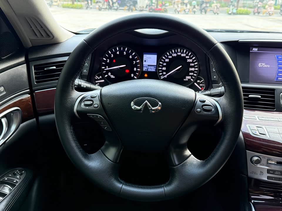 Infiniti Q70