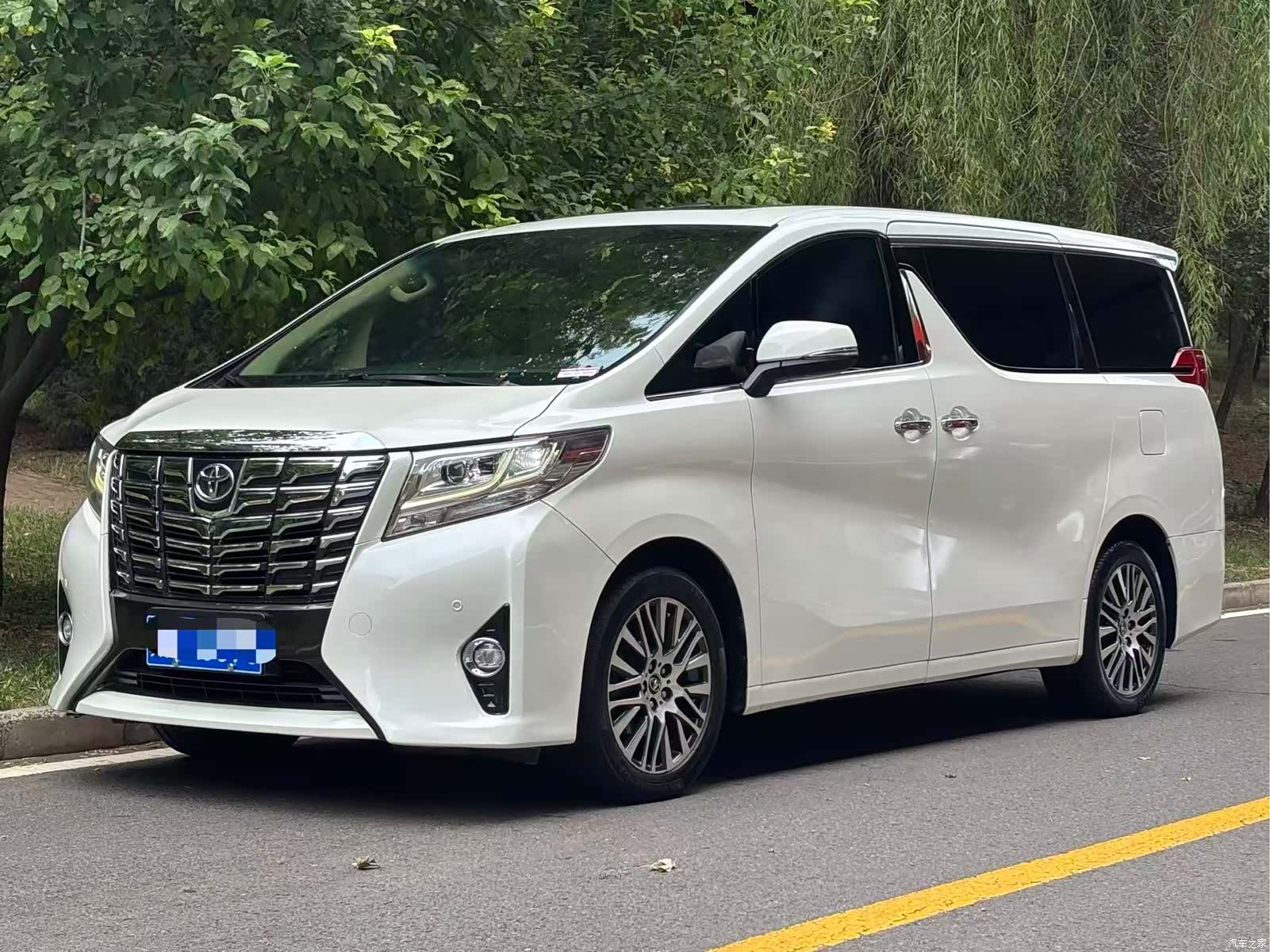 Toyota Alphard, 2015 1