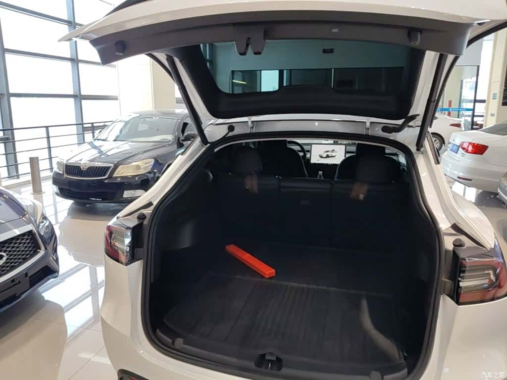 Tesla Model Y, 2024 19