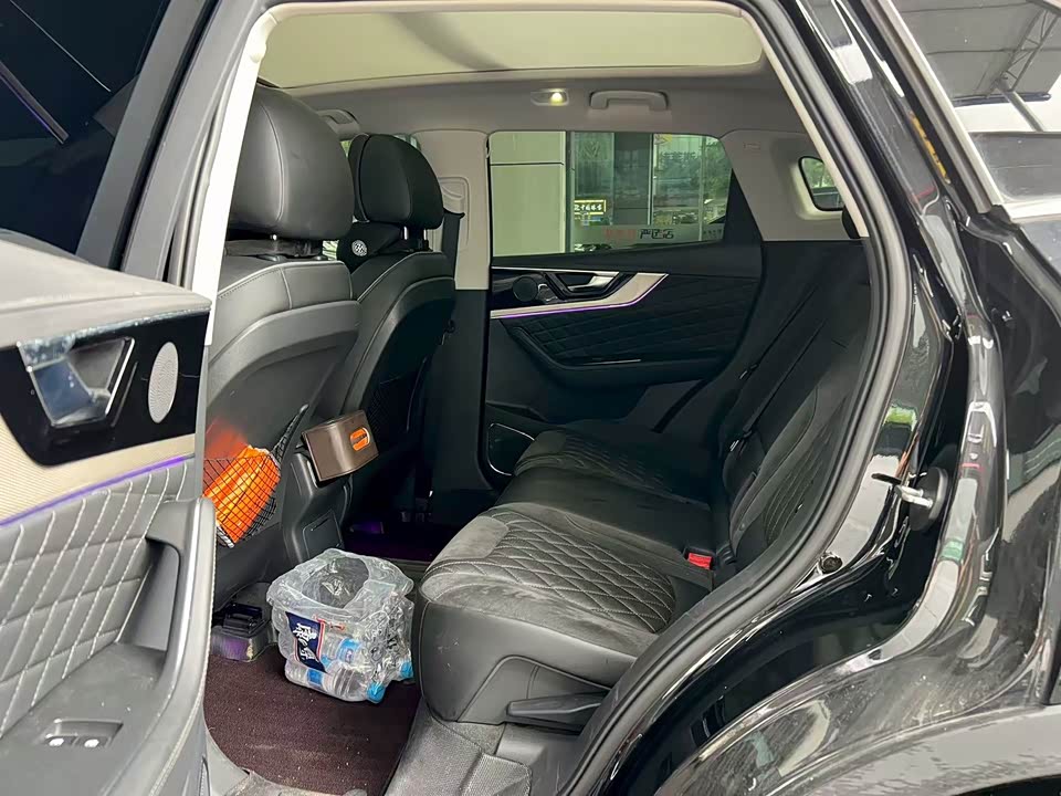 Hongqi HS5