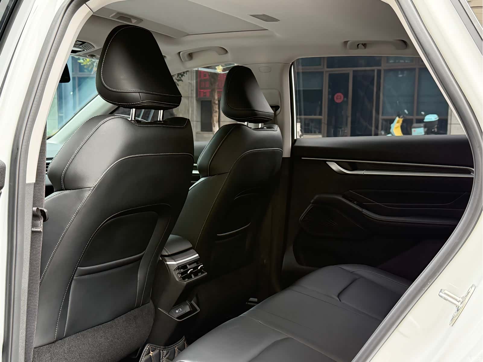 Geely Emgrand, 2025 все фото
