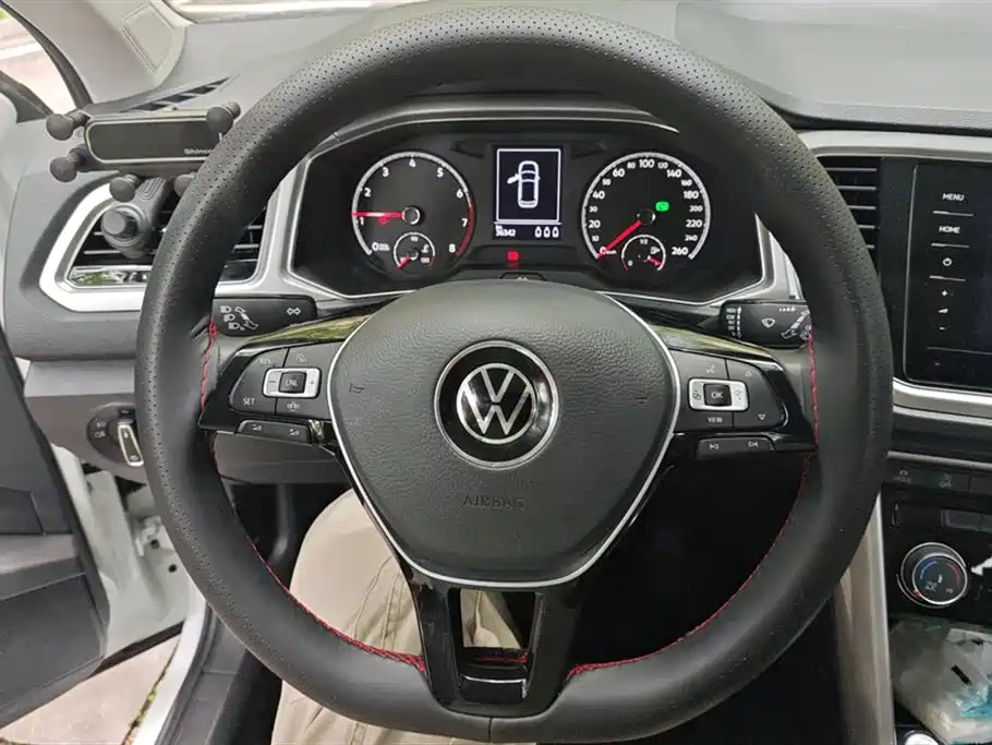 Volkswagen T-ROC exploring Songs