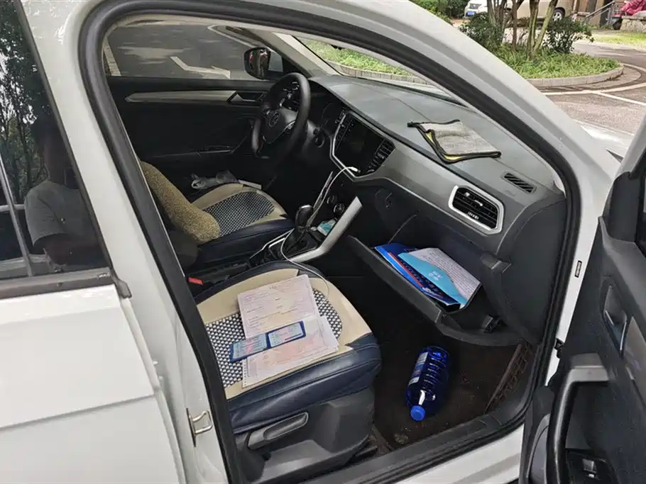 Volkswagen T-ROC exploring Songs