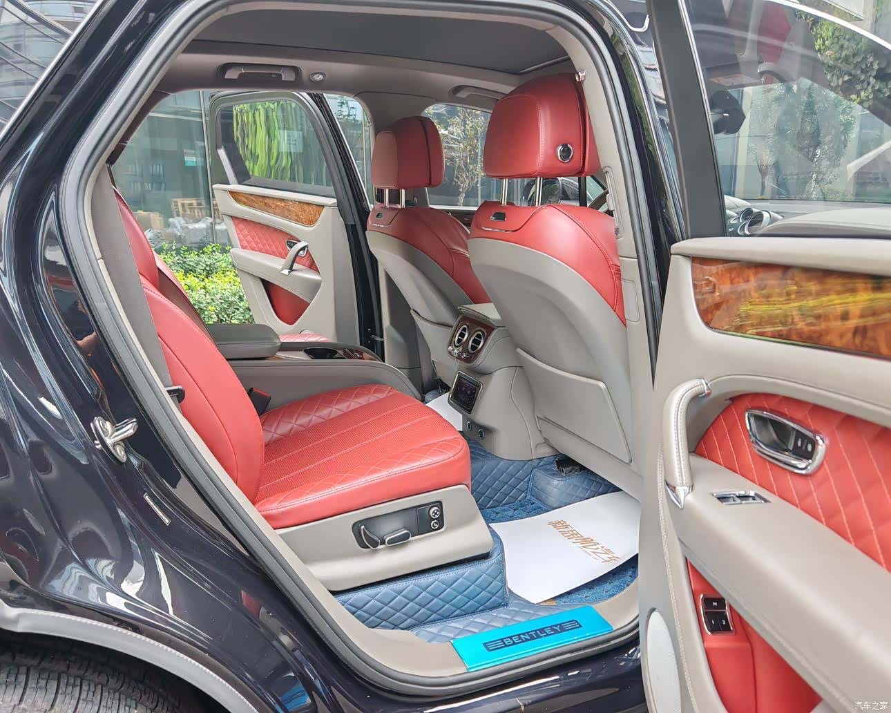 Bentley Bentayga, 2019 9