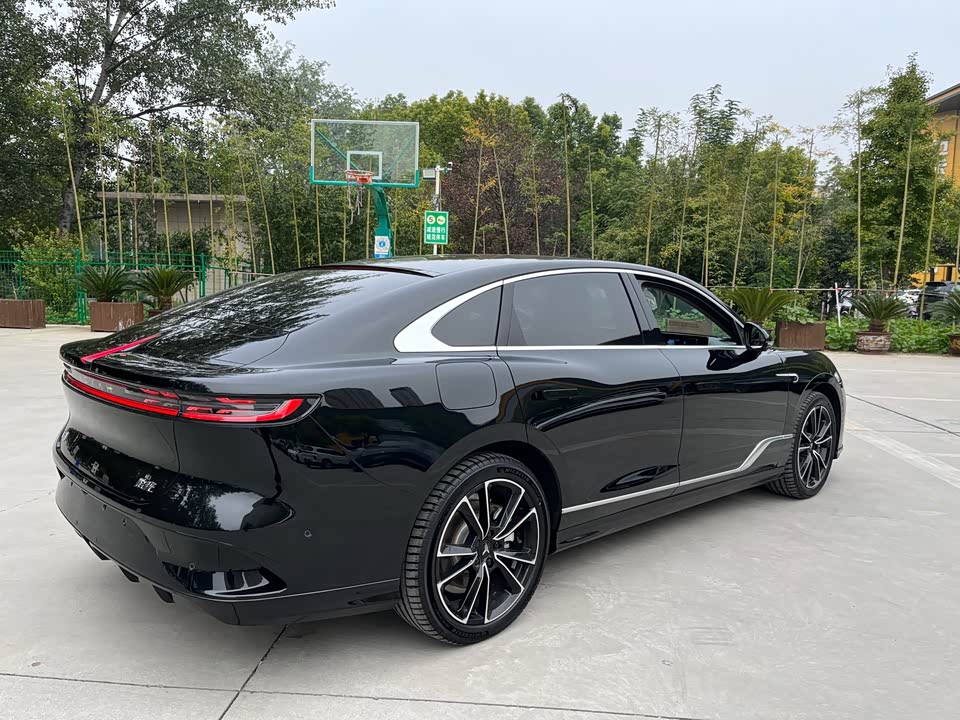 VOYAH Lantu chasing light