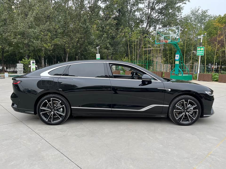 VOYAH Lantu chasing light