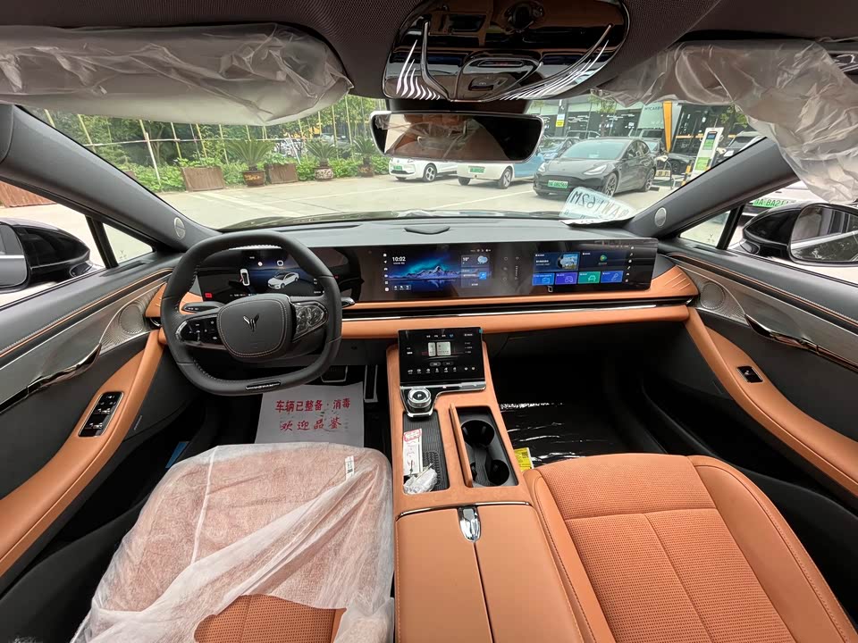 VOYAH Lantu chasing light