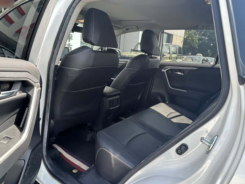 Toyota RAV4, 2023 11