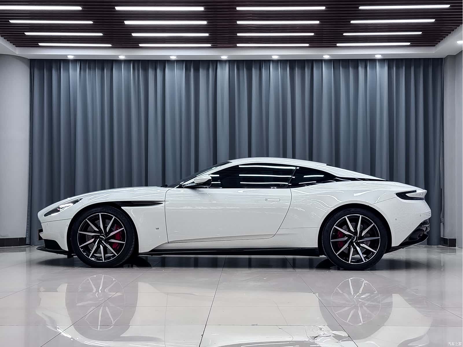 Aston Martin DB11, 2018 3