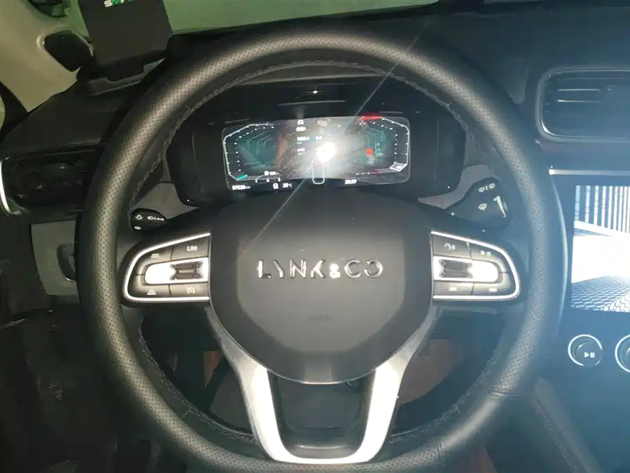 Lynk & Co 02
