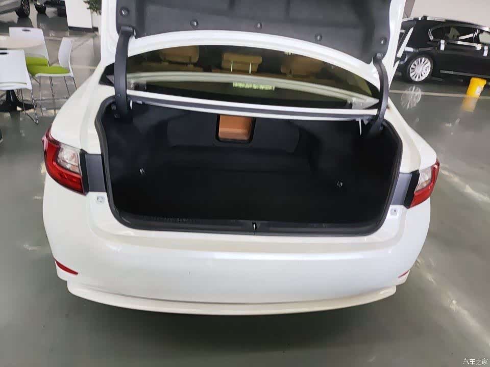 Lexus ES, 2018 8