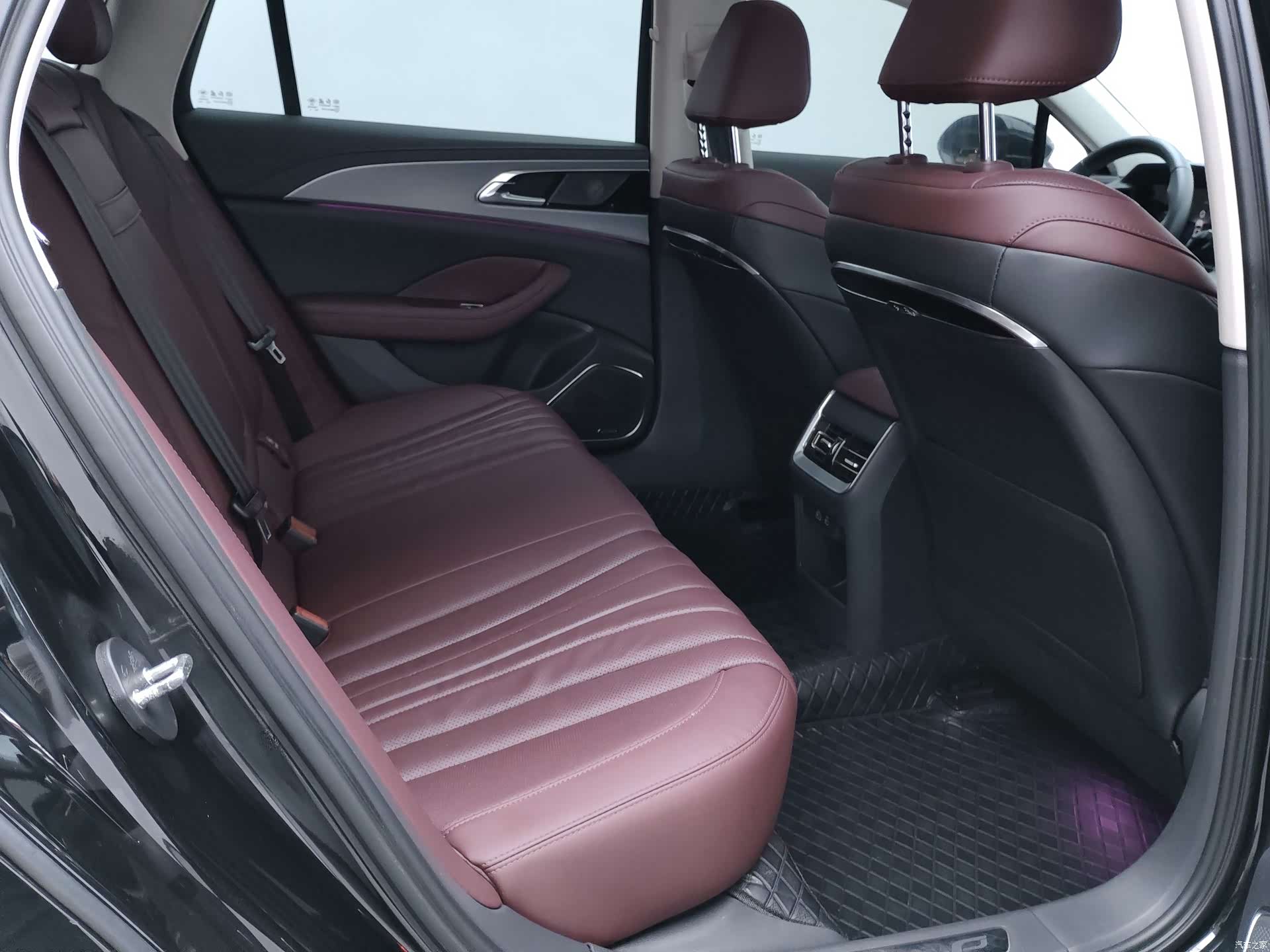 Hongqi H5, 2024 18