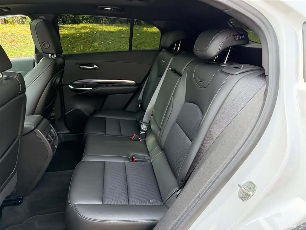Cadillac XT4, 2023 10