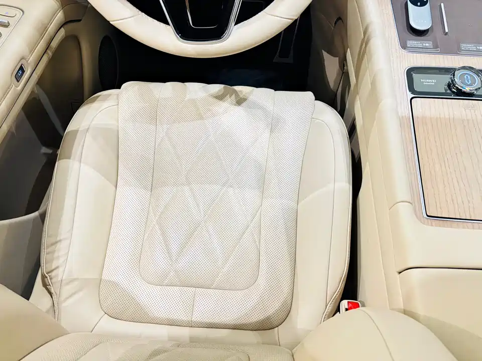 AITO Ask the world M9