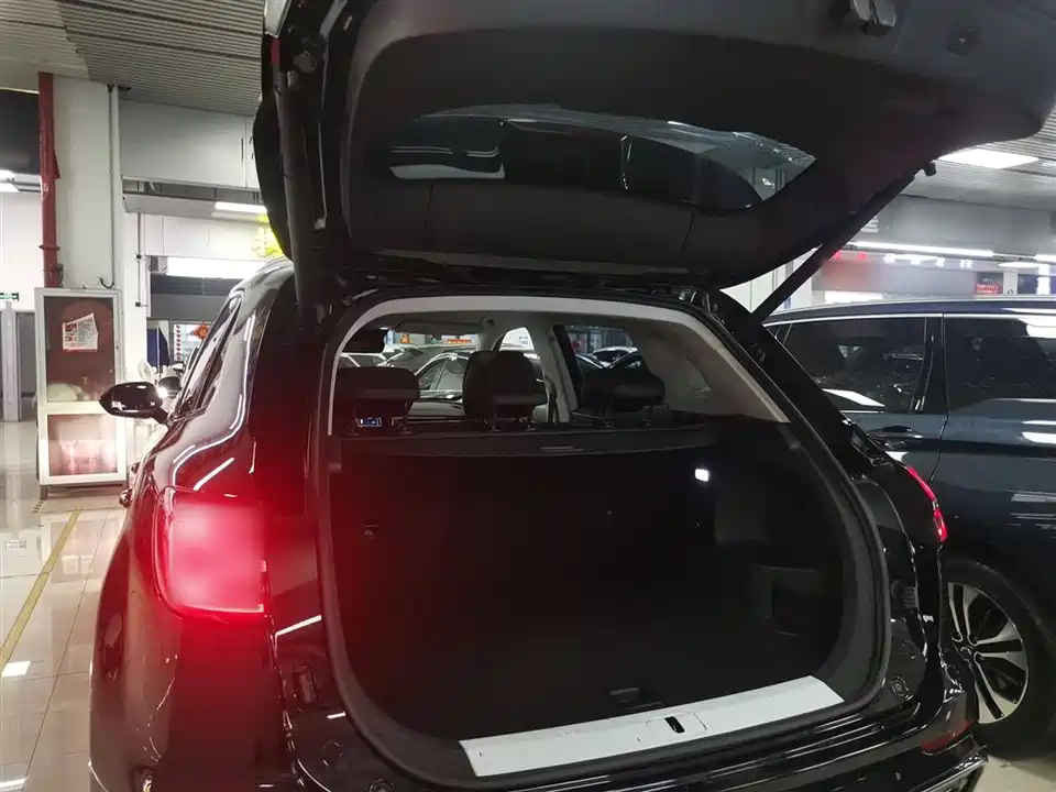 Hongqi HS5