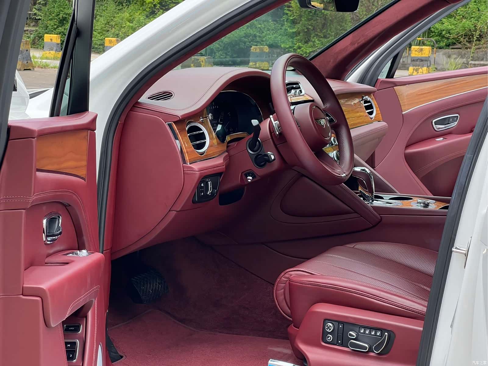 Bentley Bentayga, 2021 11