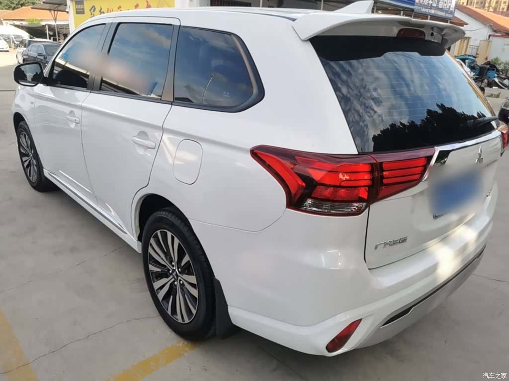 Mitsubishi Outlander, 2022 все фото