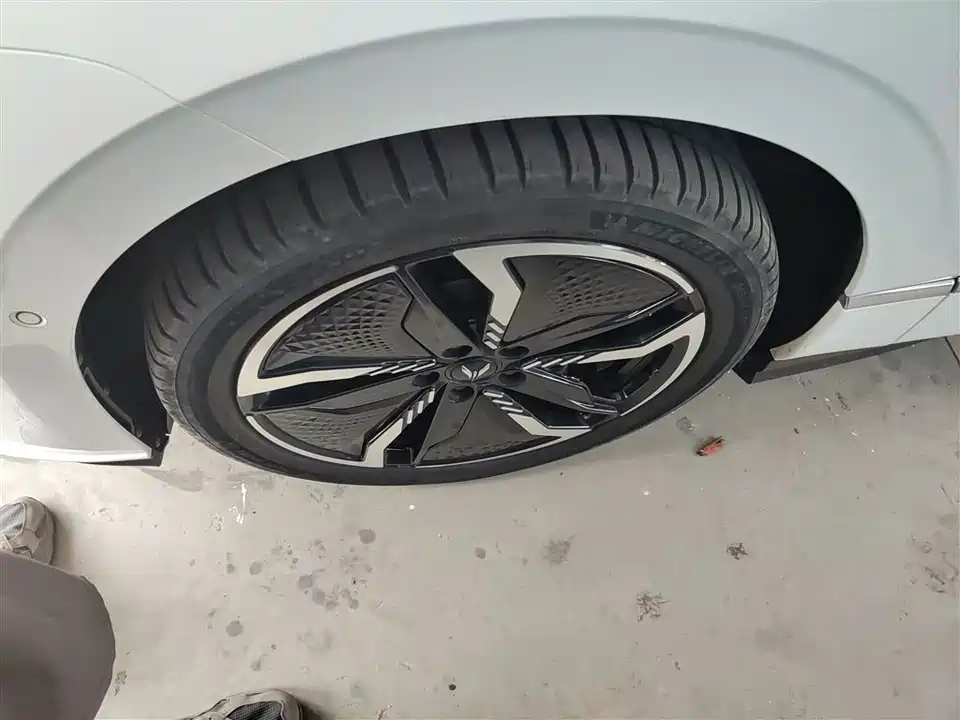 VOYAH Lantu chasing light