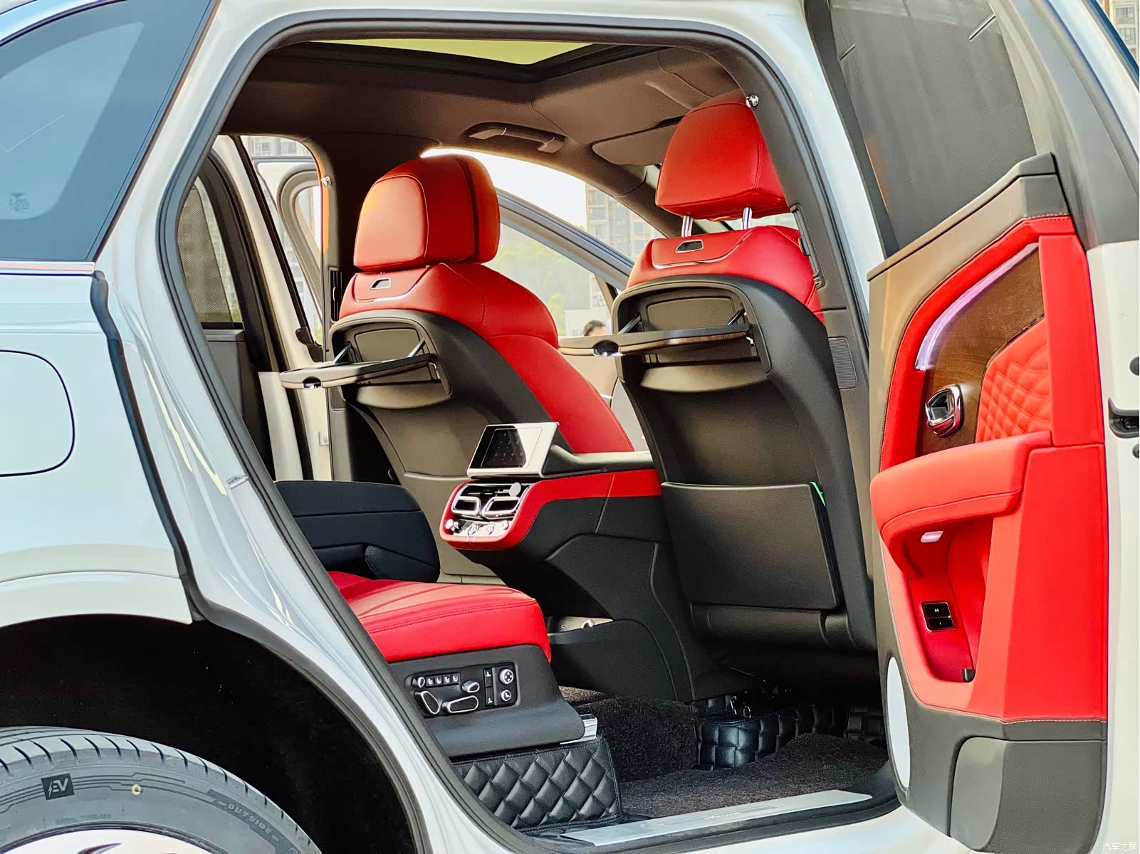 Bentley Bentayga, 2023 8