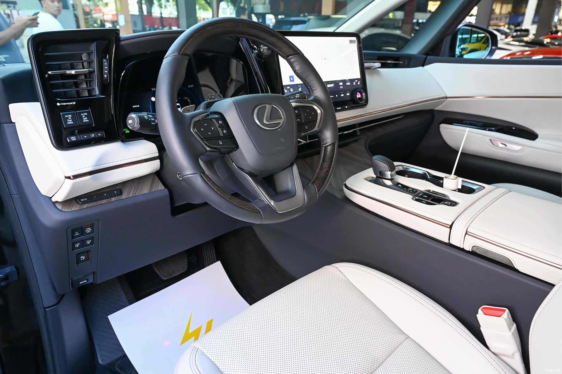 Lexus LM, 2024 11