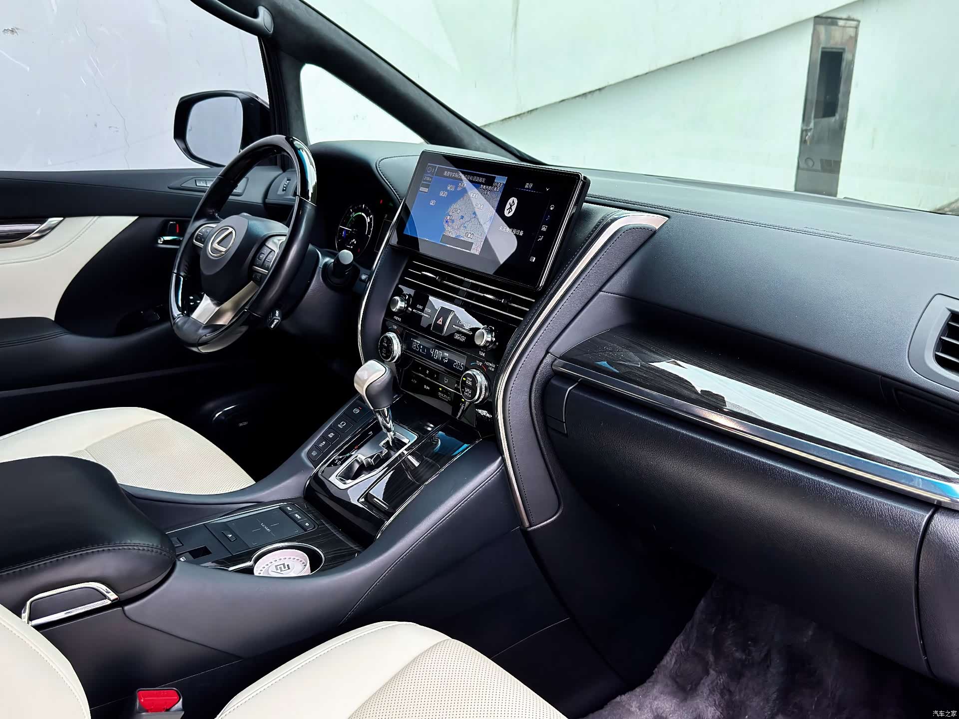 Lexus LM, 2022 7