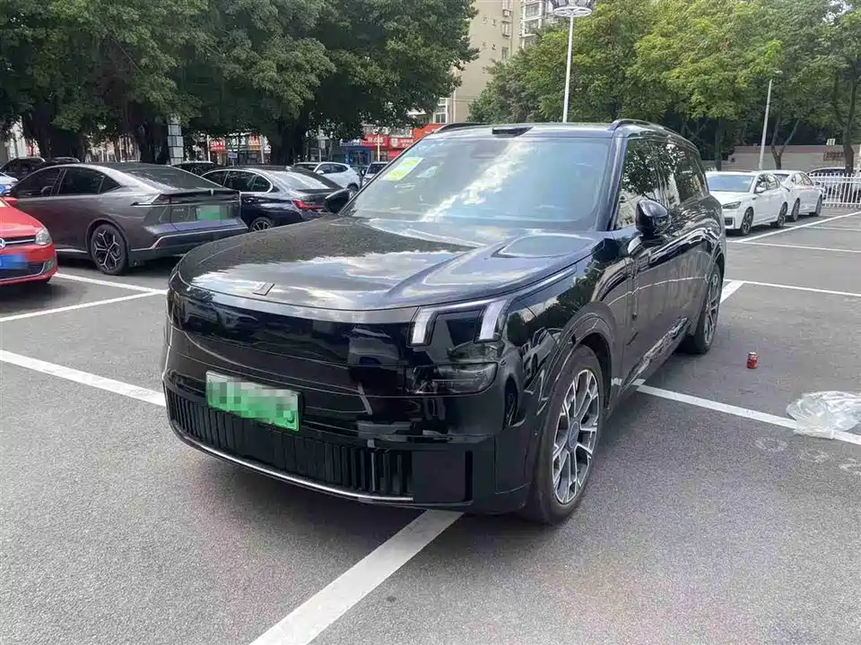 Lynk & Co 900