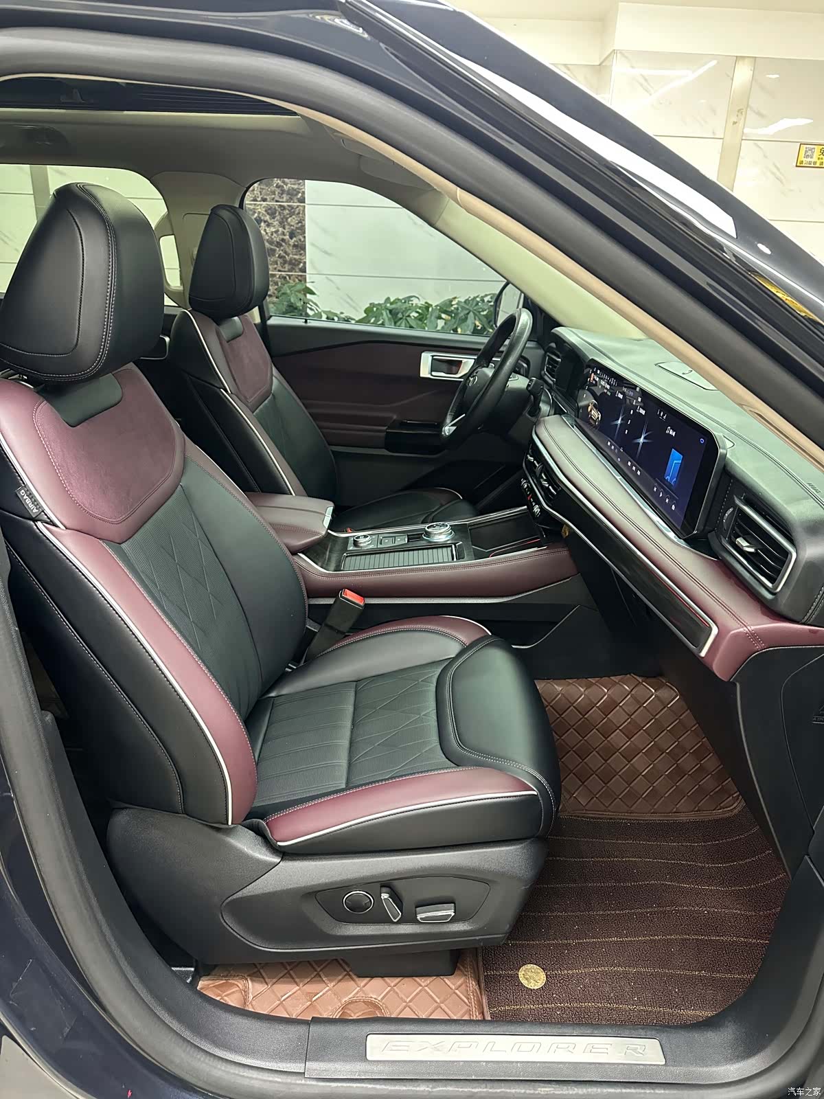 Ford Explorer, 2023 12