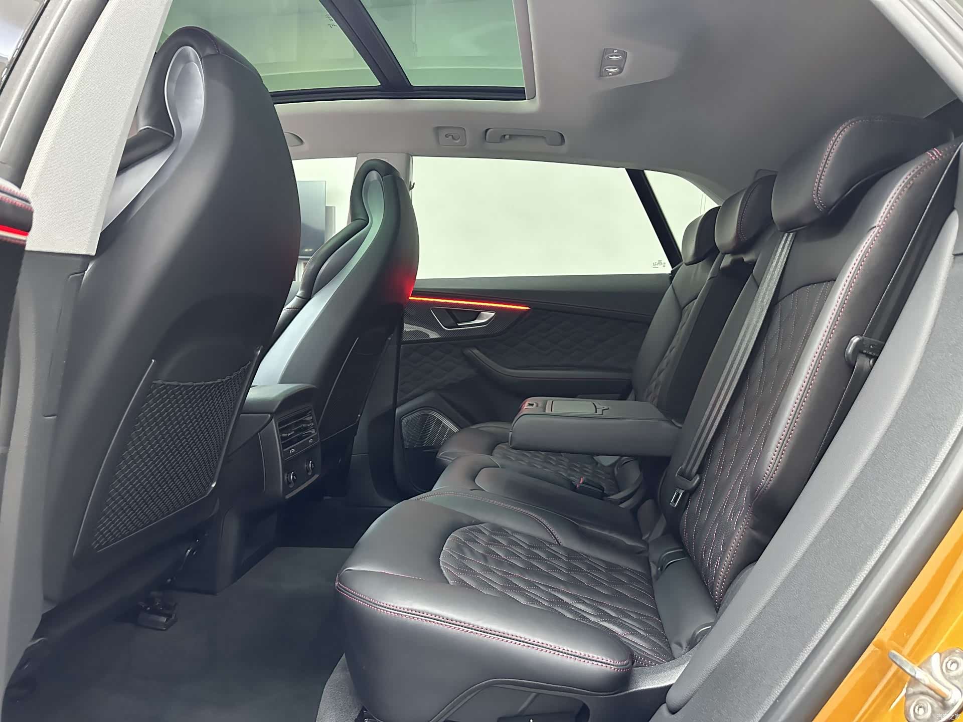 Audi Q8, 2025 11